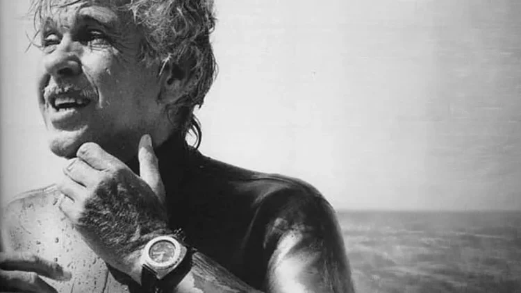 Aquastar Benthos 500を着用したJacques Mayol（ジャック・マイヨール）のモノクロポートレート。フリーダイビングの歴史を象徴する一枚。