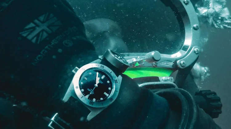 深い水中に沈められたAquastarの時計。青いトーンが深海での過酷な任務を想起させるイメージカット。