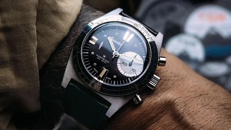 ブラック文字盤のAquastar Deepstarを着用したリストショット。ヴィンテージ感漂うスタイル。