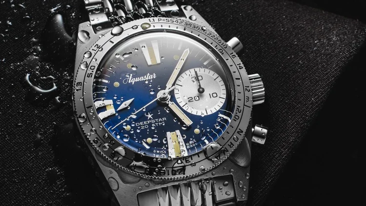 水滴に濡れたAquastar Deepstarのブルーダイヤル。プロ仕様のダイバーズウォッチらしい精悍な佇まい。