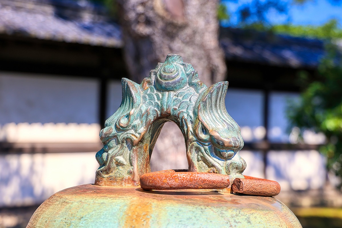 京都、二条城の二の丸の釣鐘龍頭