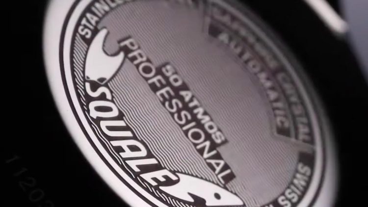 SQUALE(スクワーレ)の裏蓋に刻印された品質の証であるシャークマーク