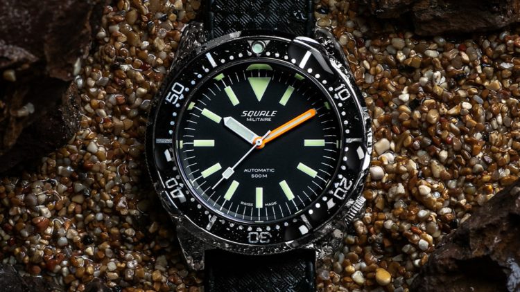 4時位置にリューズを配したSQUALE(スクワーレ)1521。ポリッシュ仕上げのケースが特徴